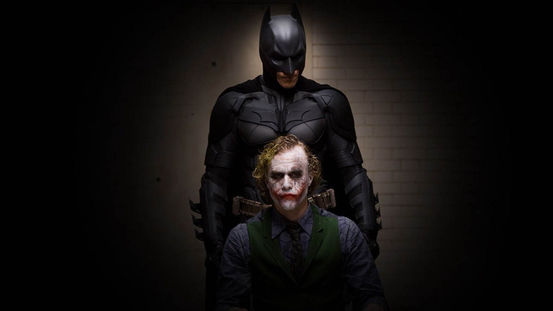 شخصیت بتمن با بازی کریستین بیل و جوکر با بازی هیث لجر در فیلم the dark knight 2008