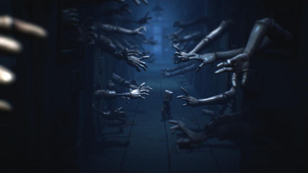 راه روی مملو از دست در بازی Little Nightmares 2