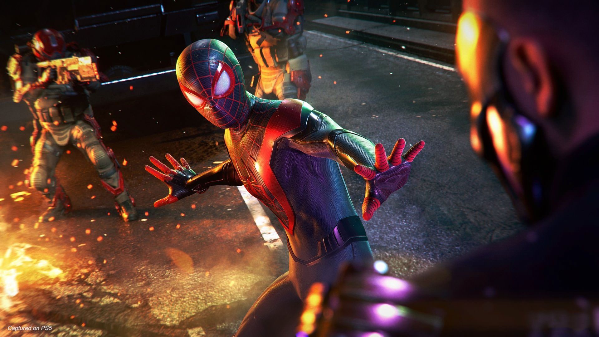 مایلز مورالز در حال نگاه کردن به دشمن خود در Spider-Man: Miles morales