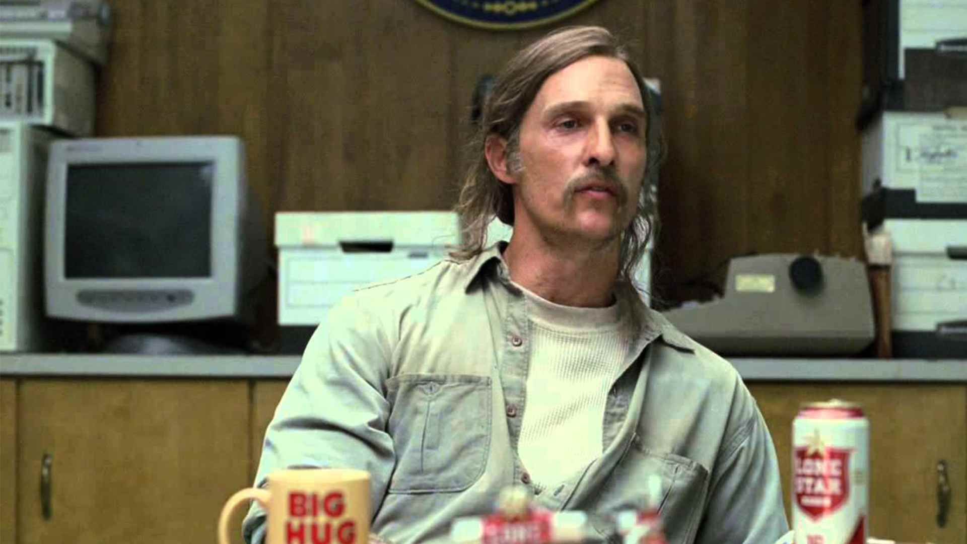 راست کول در حال صحبت با نیروهای پلیس  سریال True detective