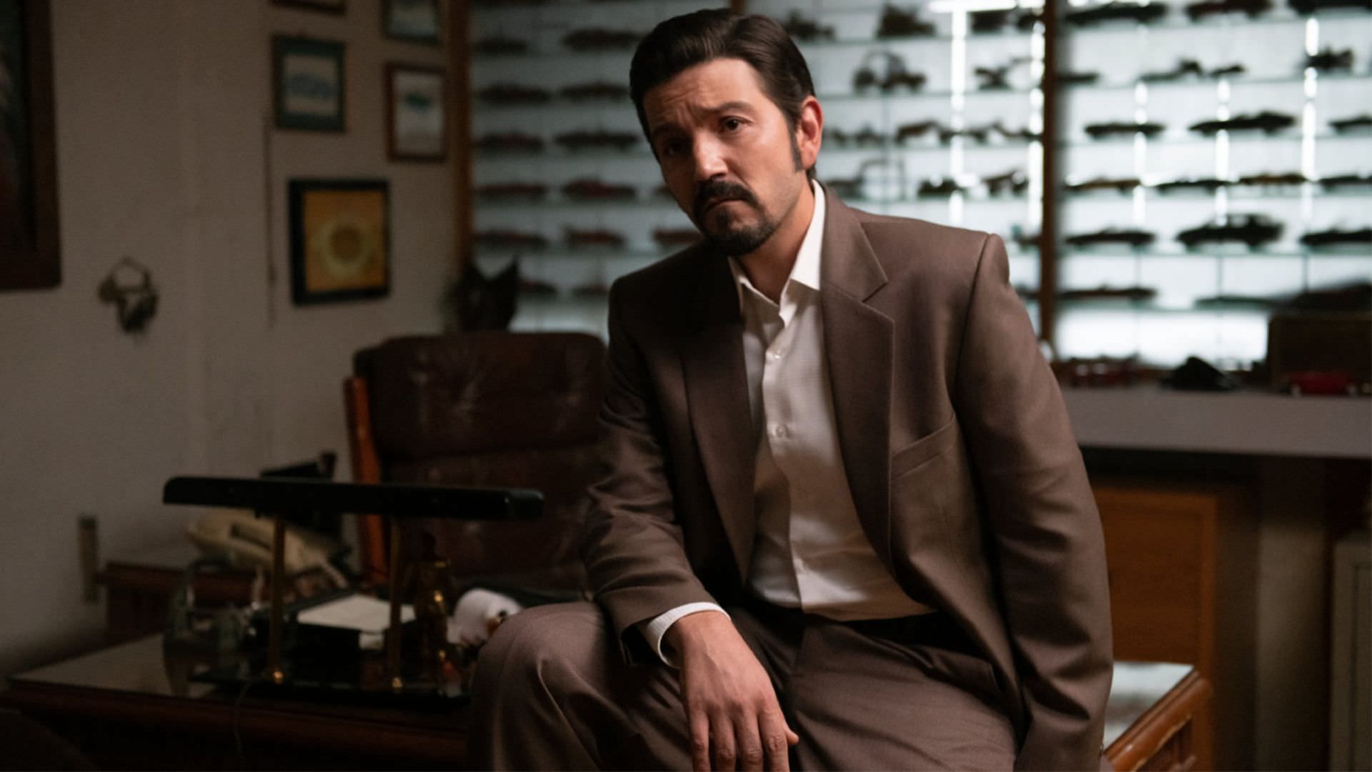 دیگو لونا در نقش فلیکس گالاردو در فصل دوم سریال Narcos: Mexico 