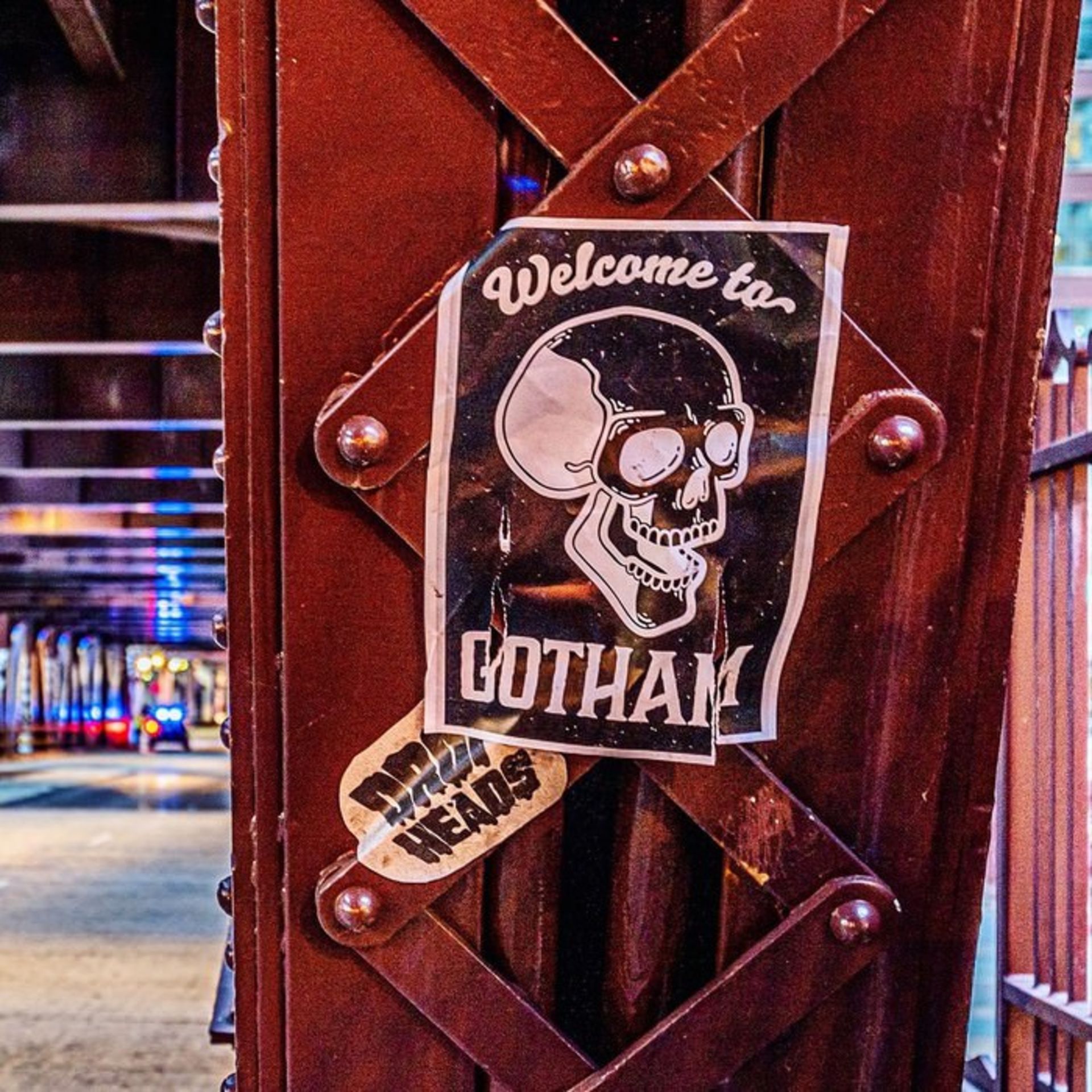 پوستری بر دیوار شهر گاتهام در فیلم The Batman