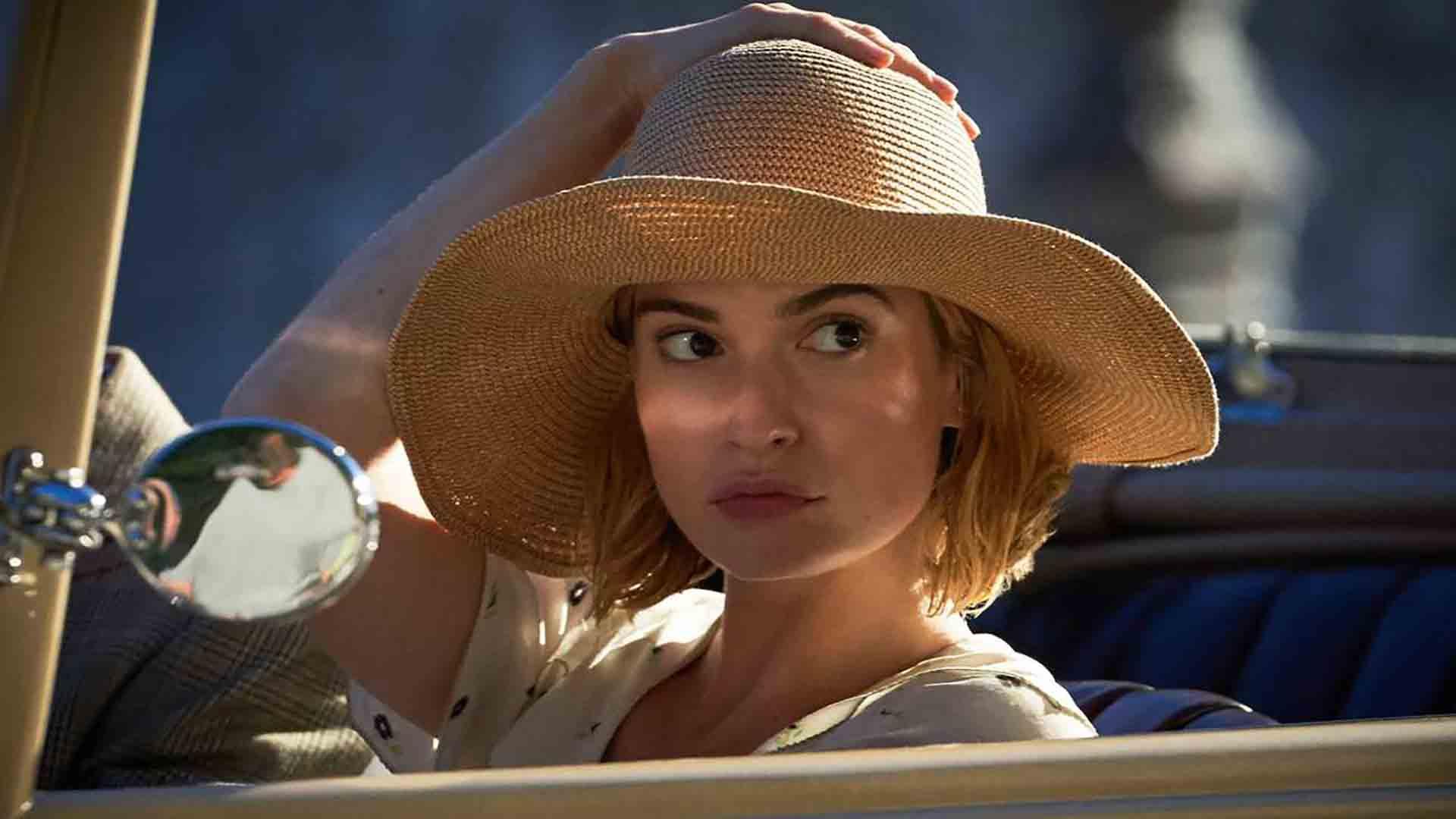 لیلی جیمز به همراه کلاه حصیری در فیلم Rebecca
