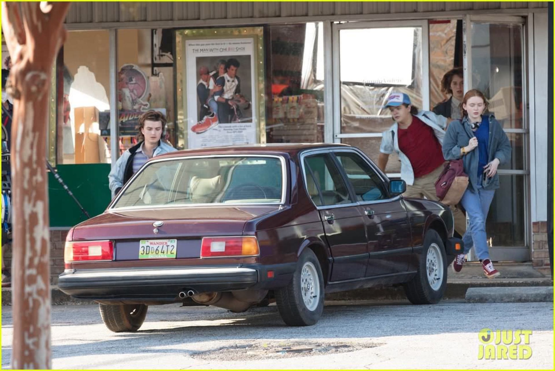 2020-10-stranger-things-film-scene-at-video-store-01