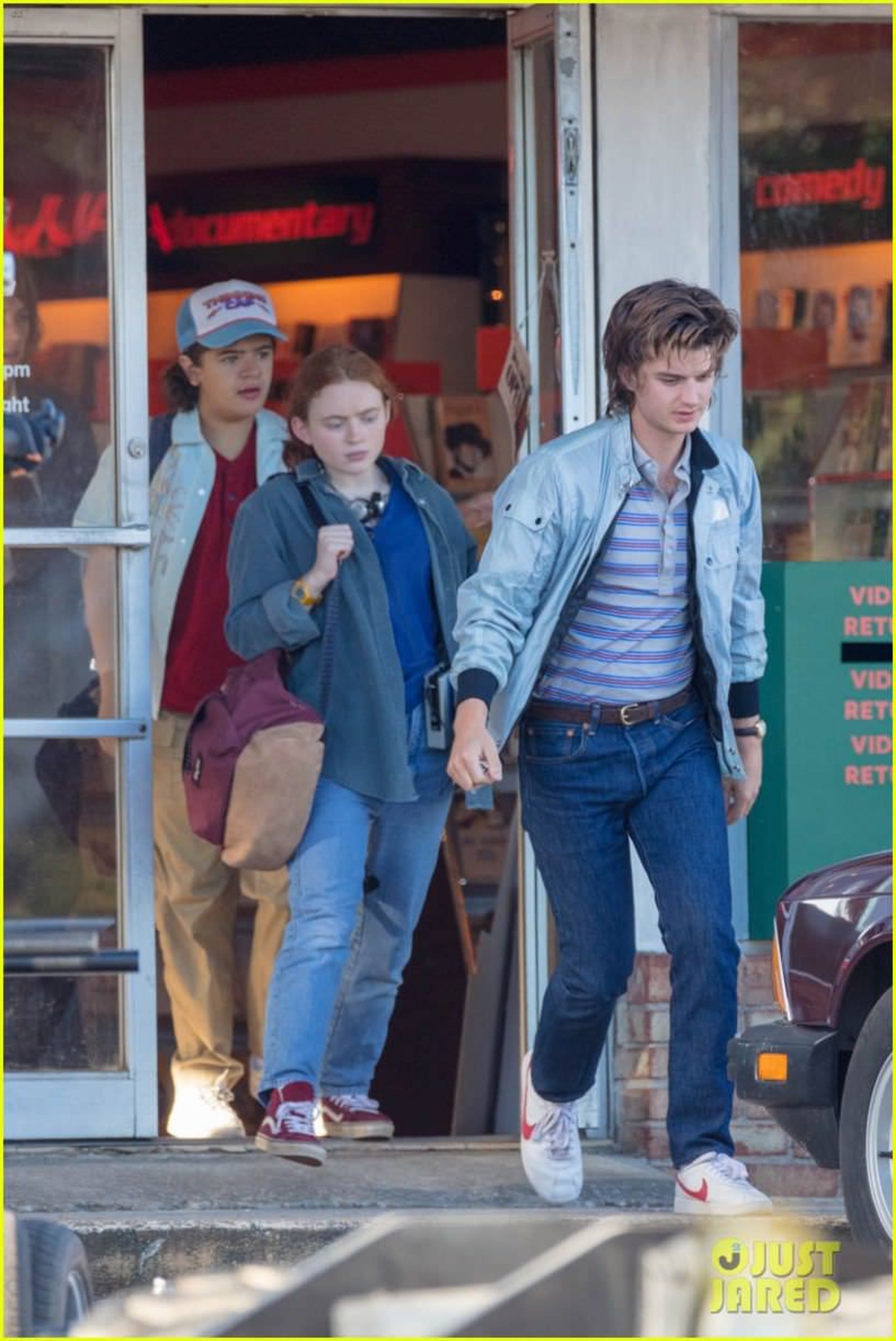 2020-10-stranger-things-film-scene-at-video-store-03