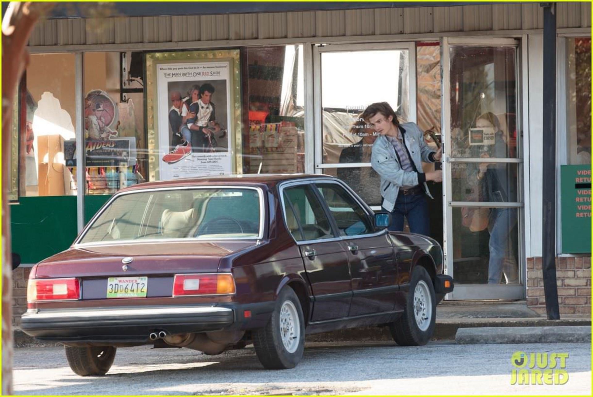 2020-10-stranger-things-film-scene-at-video-store-07