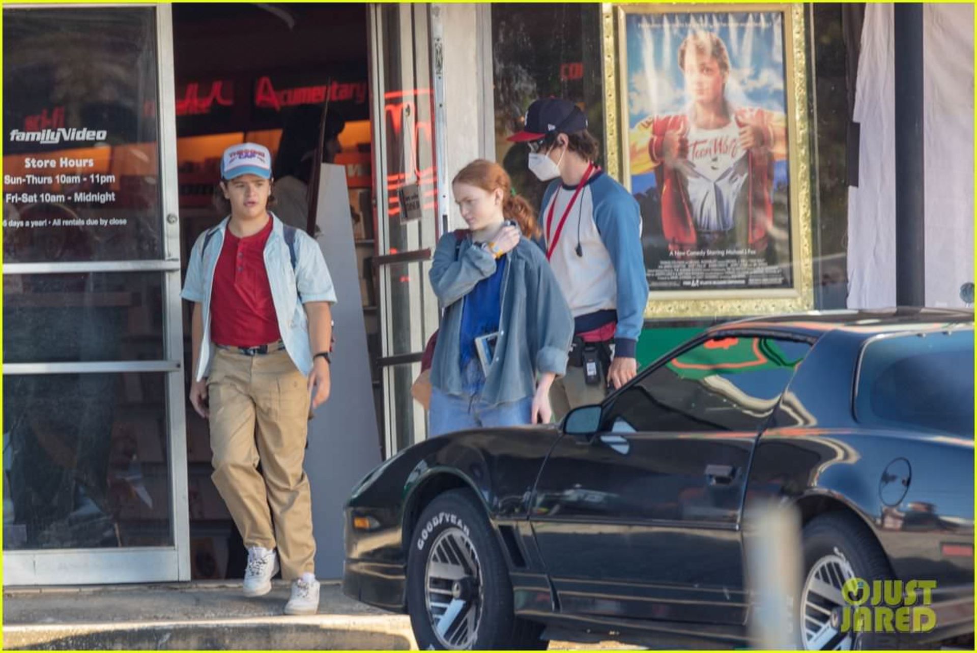 2020-10-stranger-things-film-scene-at-video-store-17