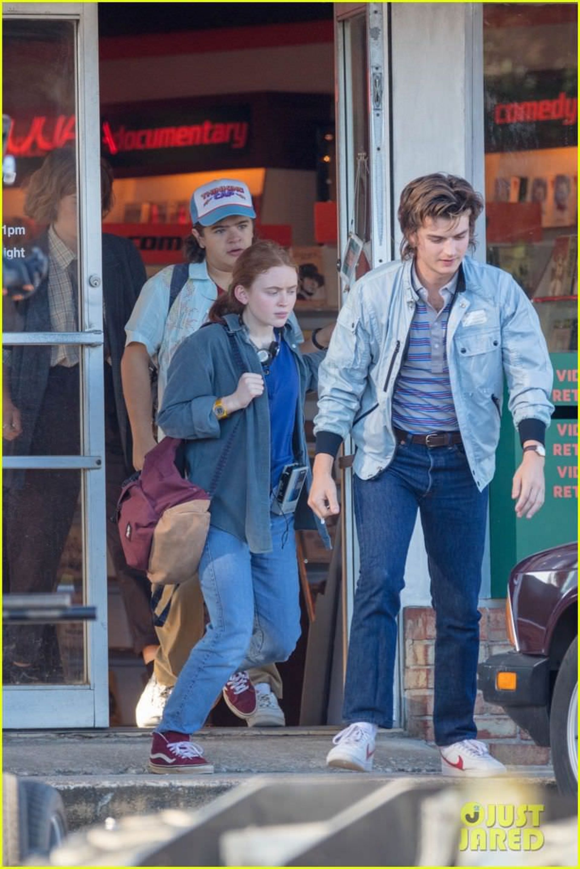 2020-10-stranger-things-film-scene-at-video-store-38