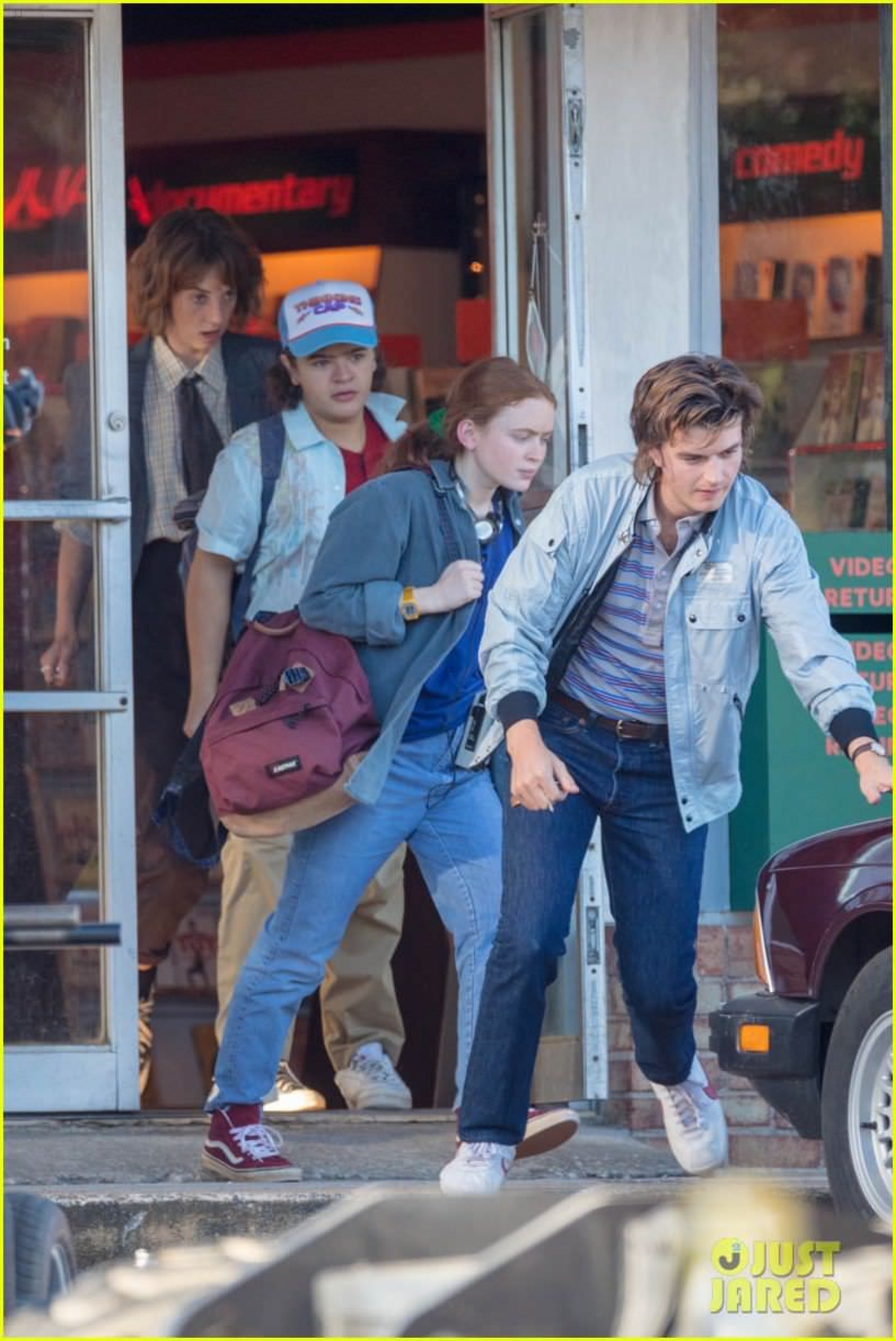 2020-10-stranger-things-film-scene-at-video-store-39