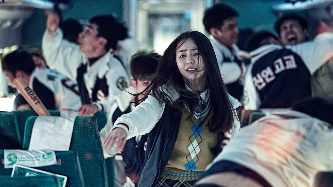 آن سو-هی در حال دویدن میان زامبی‌ها در فیلم Train to Busan
