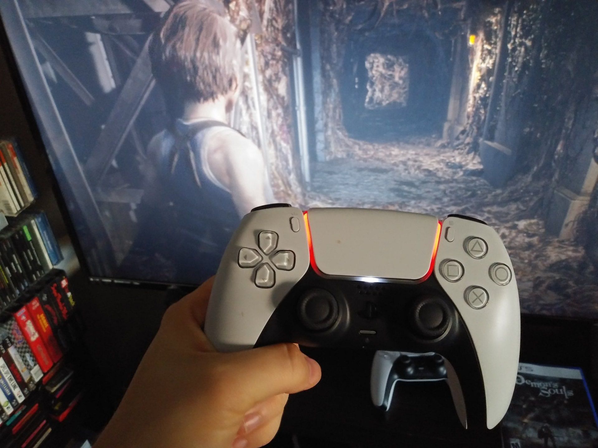 2020-11-dualsense-resident-evil-3-light-bar