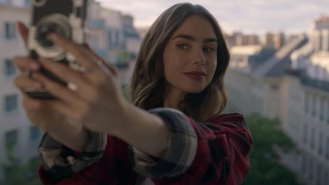 لیلی کالینز در حال گرفتن سلفی در سریال Emily in Paris