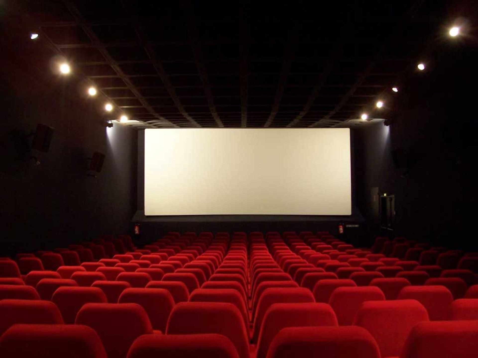 2020-11-empty-cinema