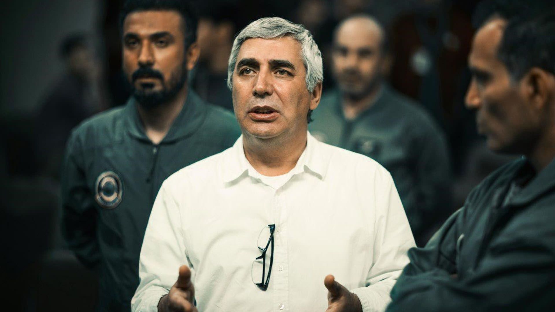 ایراهیم حاتمی کیا با لباس سفید