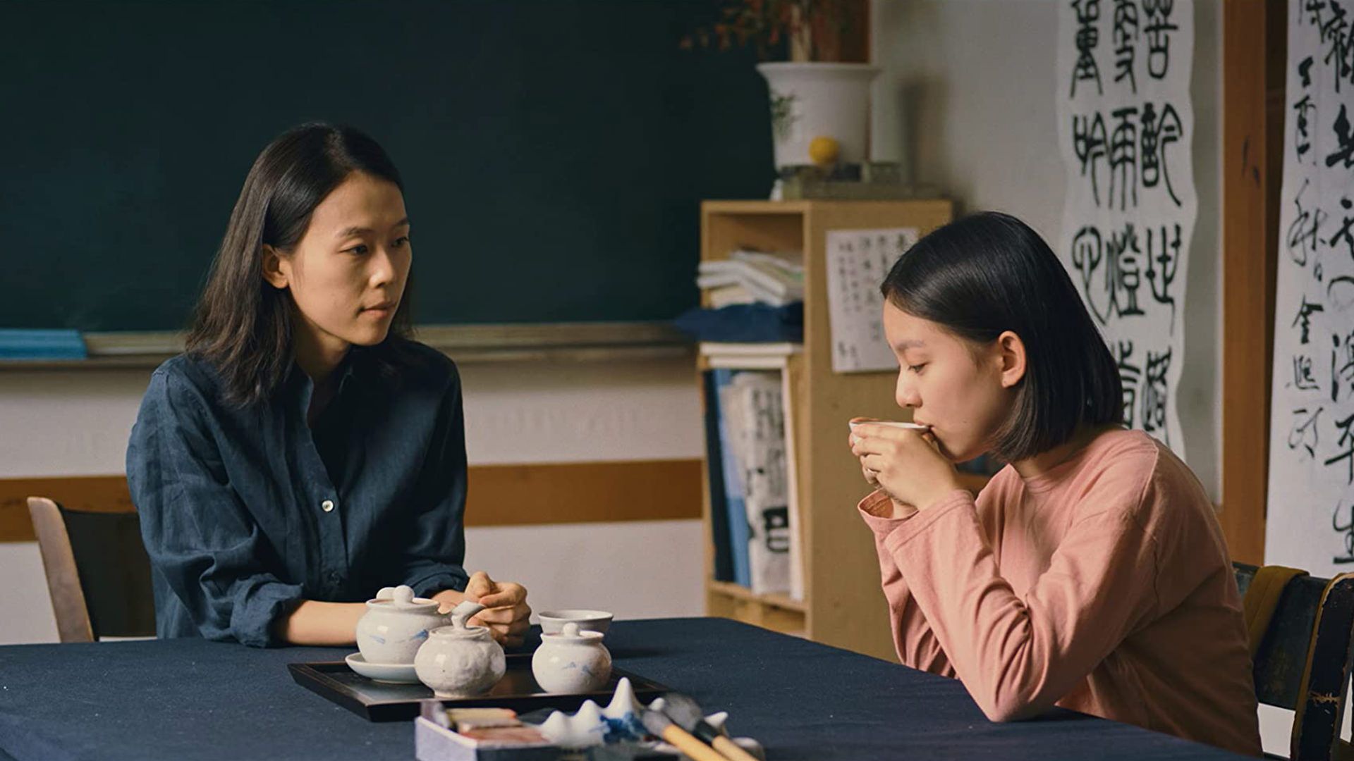 اون هی و معلمش در فیلم House of Hummingbird