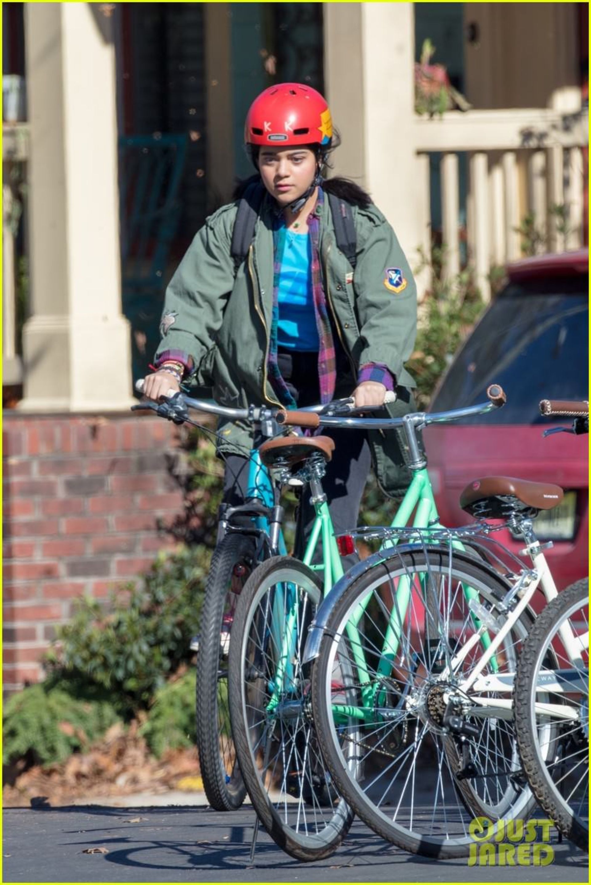 2020-11-iman-vellani-ms-marvel-filming-04