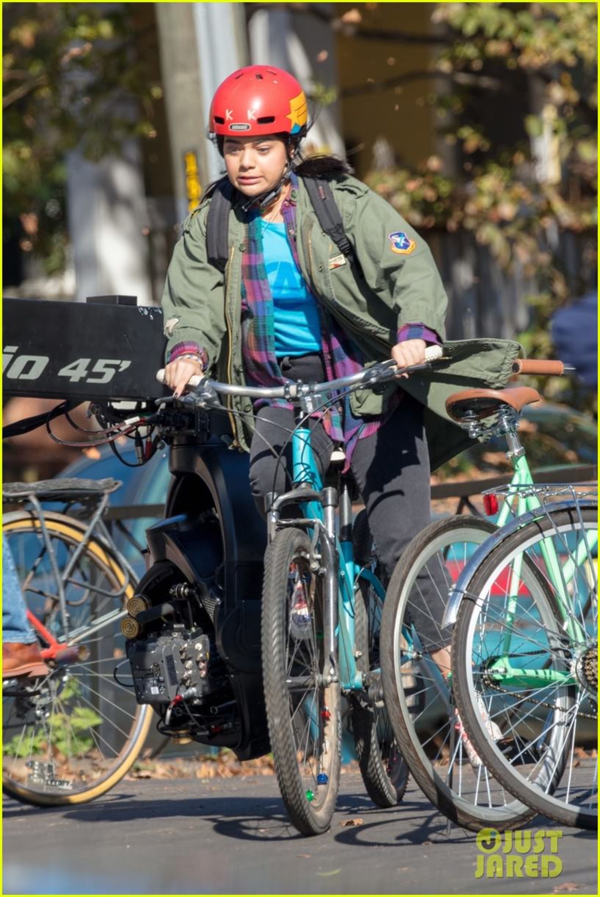 2020-11-iman-vellani-ms-marvel-filming-05