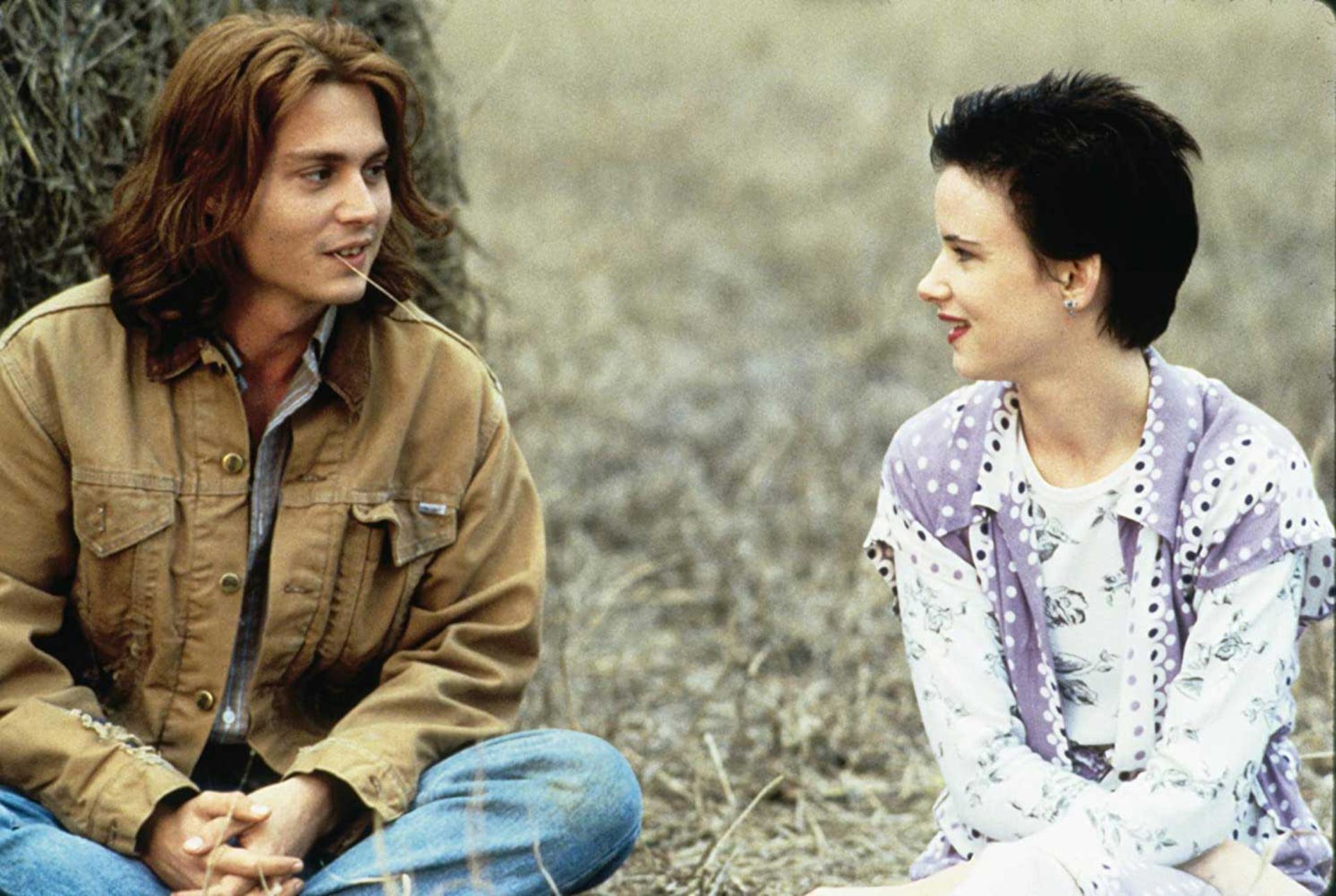 نگاه دوستانه جانی دپ مشغول جویدن گندم کنار درخت در فیلم What's Eating Gilbert Grape