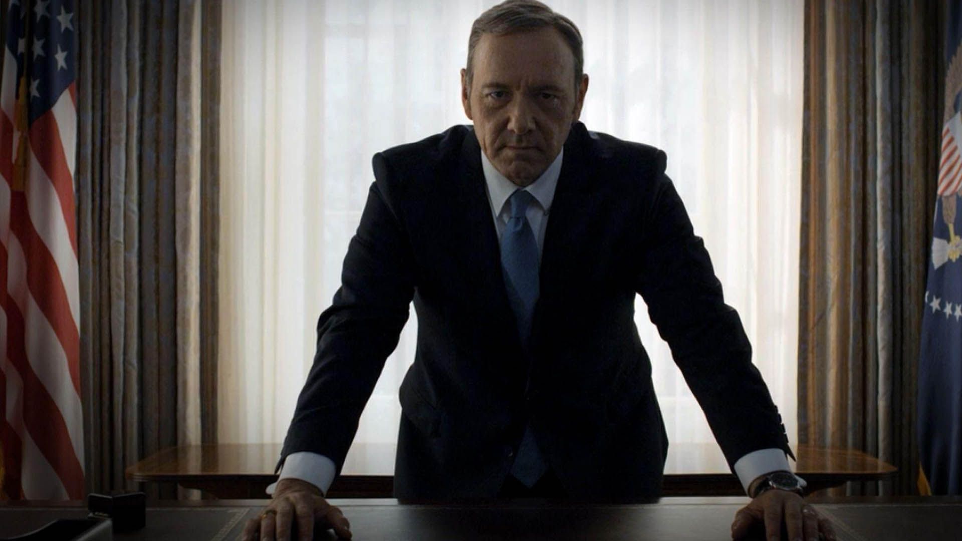 شخصیت فرانک آندروود پشت میز رئیس جمهور در سریال house of cards 