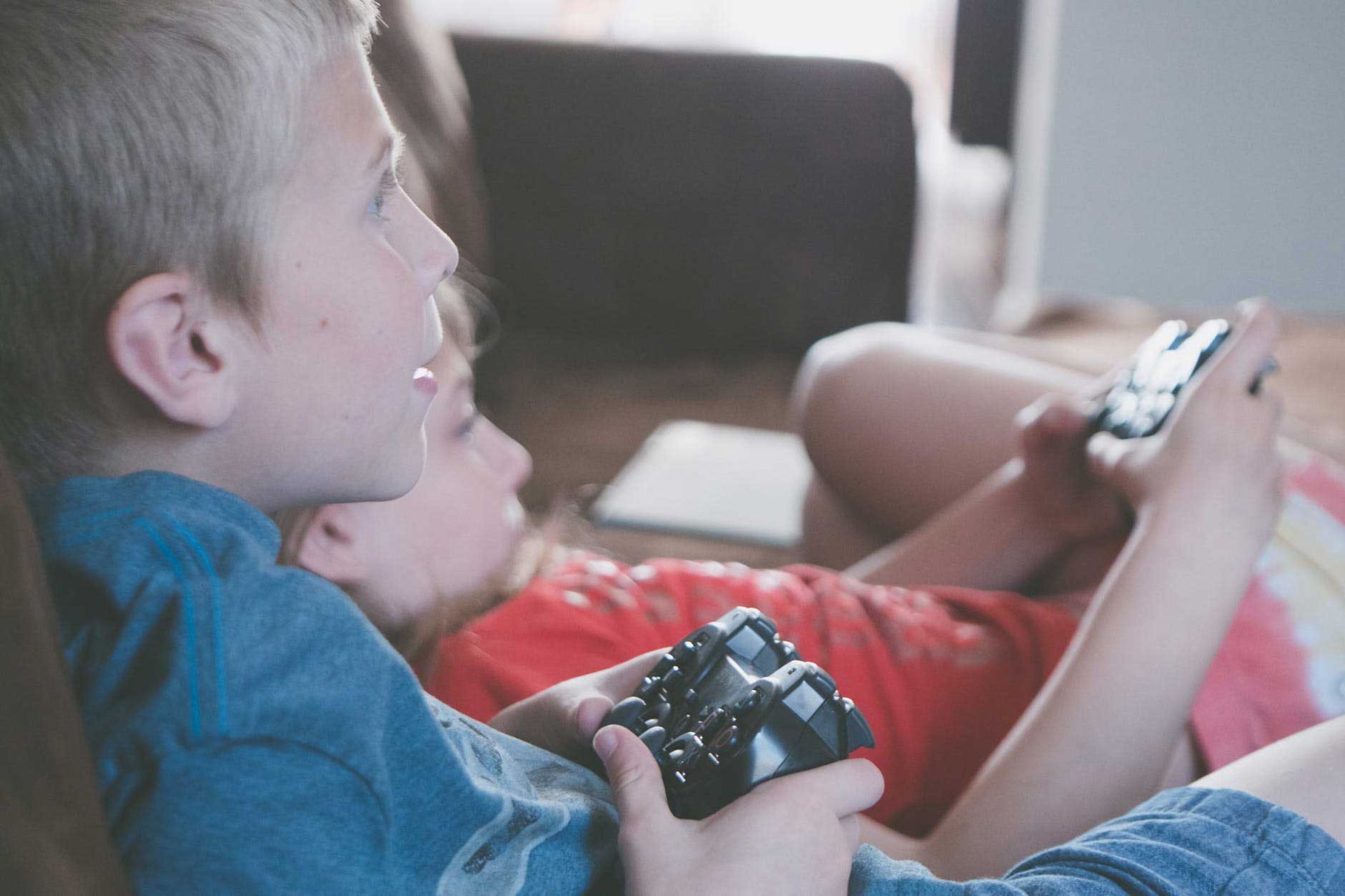 2020-11-kids-playing-video-games