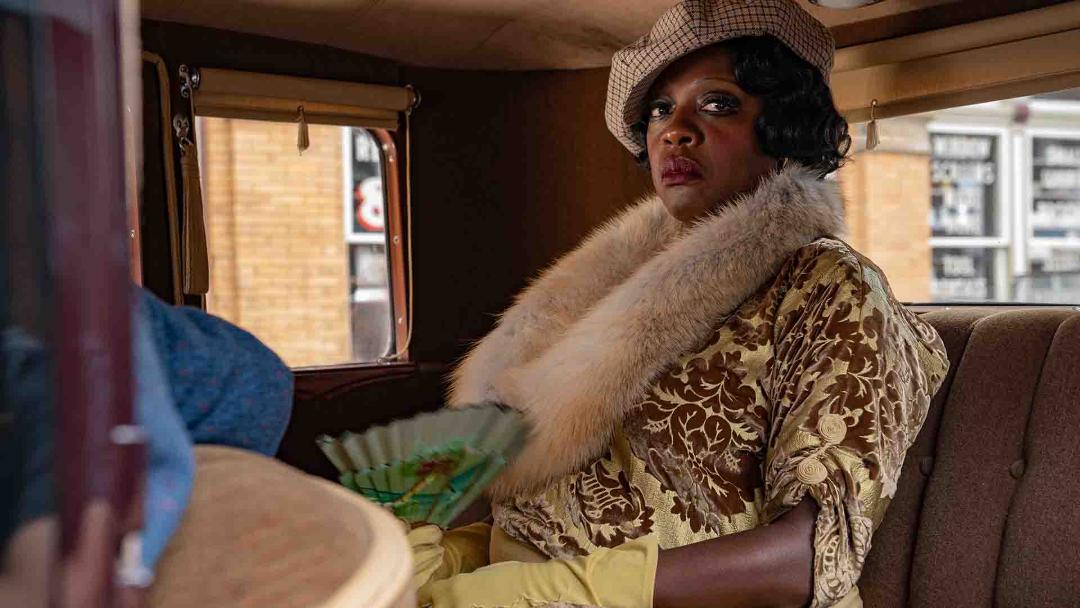 وایولا دیویس در یک ماشین قدیمی در فیلم Ma Rainey’s Black Bottom