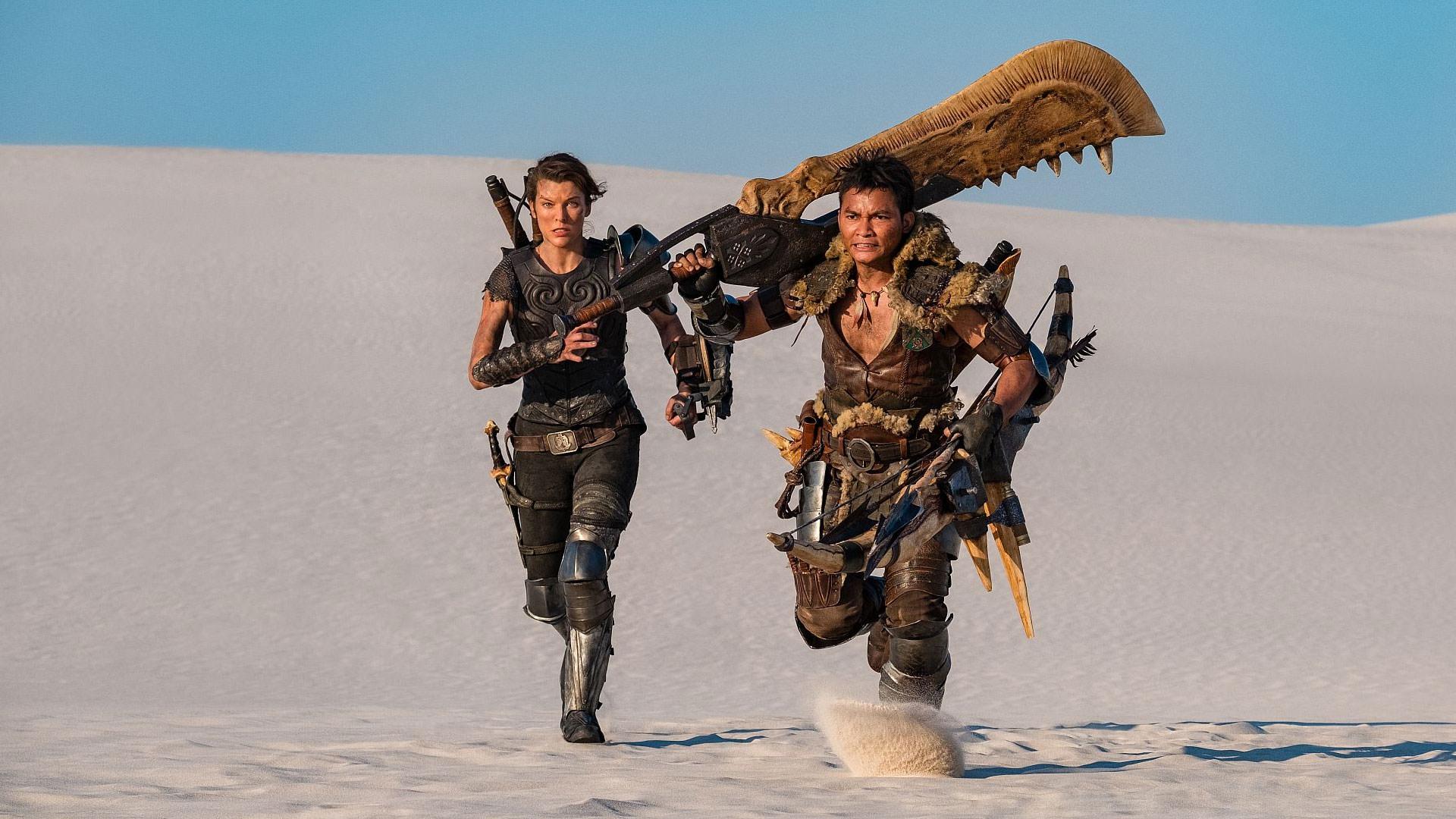 شخصیت های فیلم Monster Hunter در حال دویدن داخل بیابان