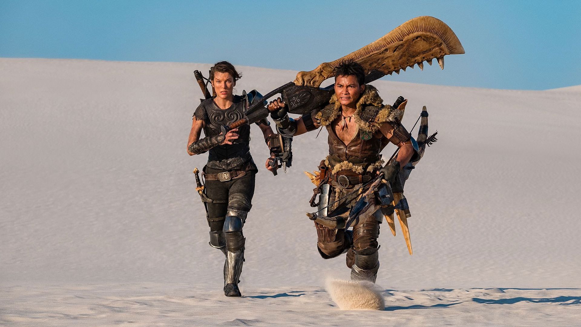 شخصیت های فیلم Monster Hunter در حال دویدن داخل بیابان