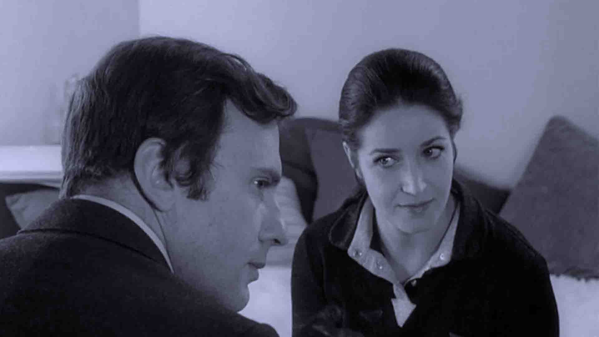 ژان لویی ترینتینان و فرانسیس فابیان در برابر هم در نمایی از فیلم شب من در خانه مو