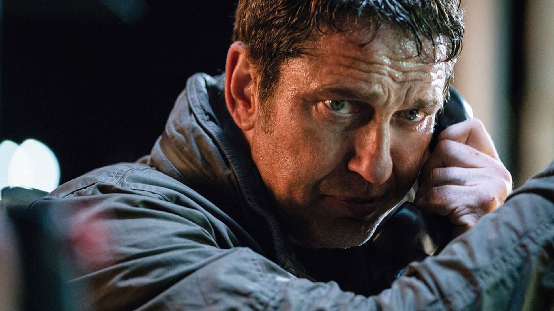جرارد باتلر در حال برقراری تماس در فیلم Angel Has Fallen 