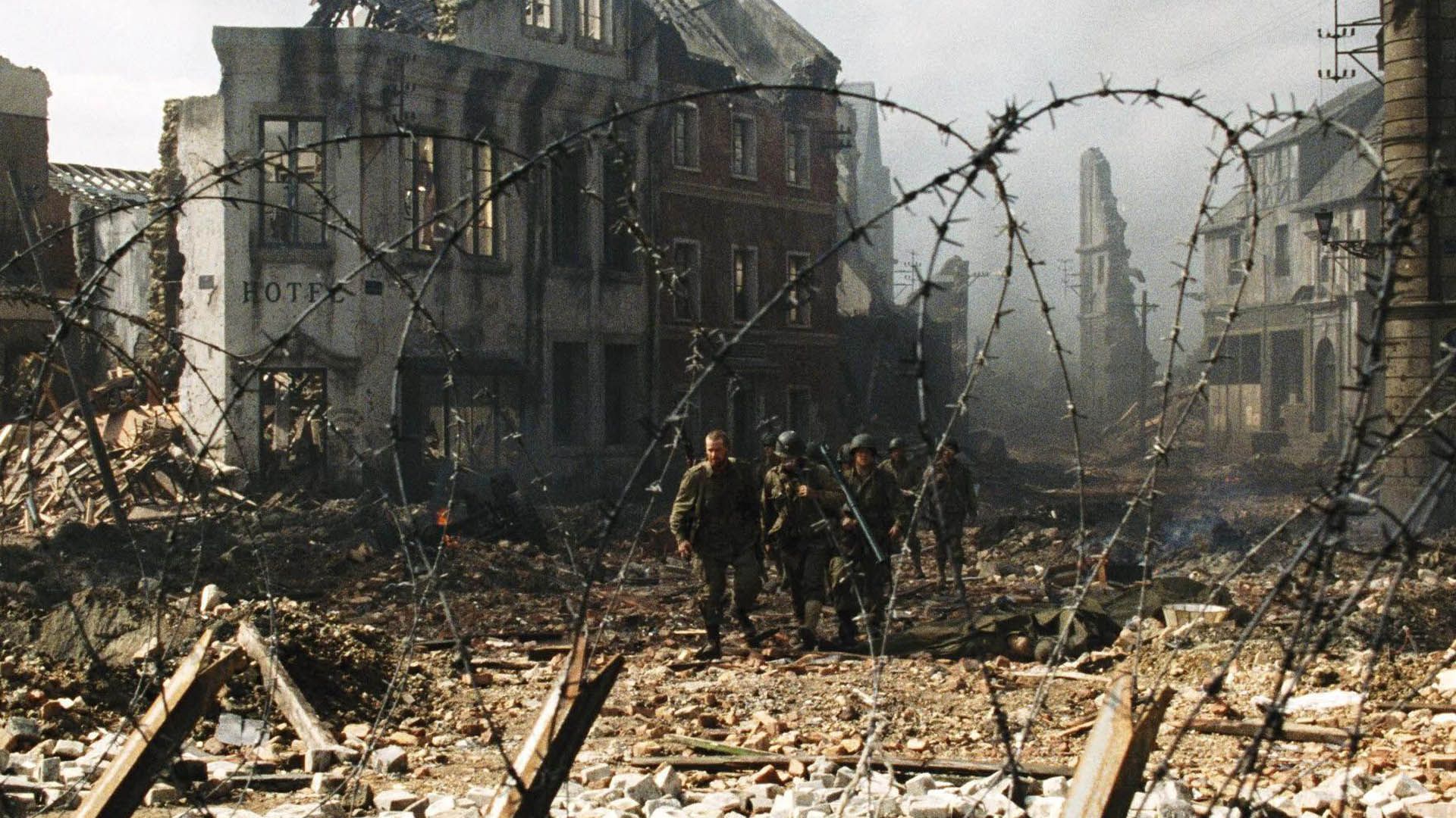 قدم زدن شخصیت‌های فیلم Saving Private Ryan در شهر ویران شده رمل