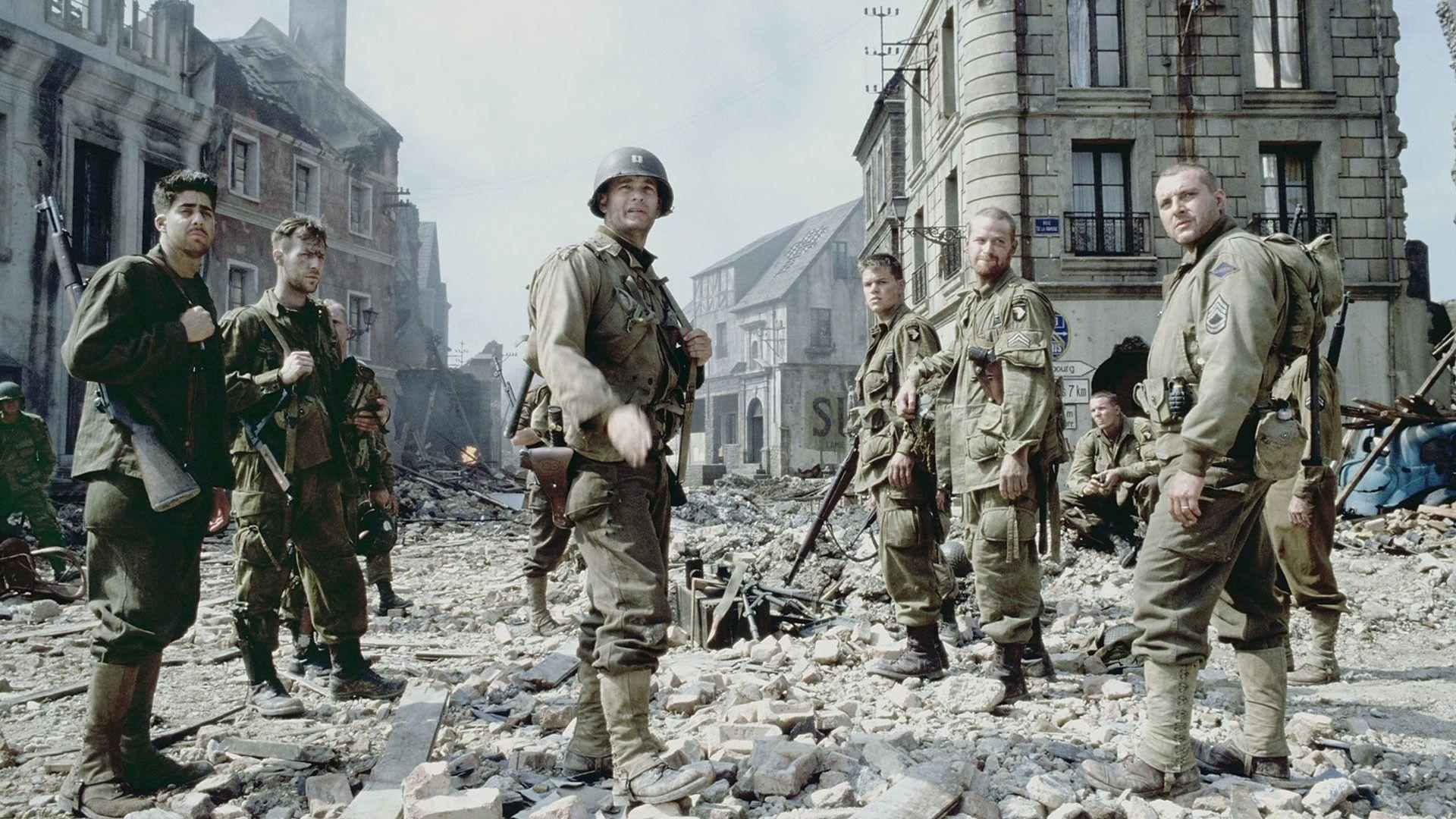 شخصیت‌های اصلی فیلم Saving Private Ryan در خیابان‌های یک شهر ویران شده