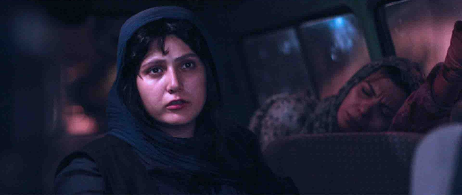 باران کوثری در تاکسی در نمایی از فیلم قصه ها 