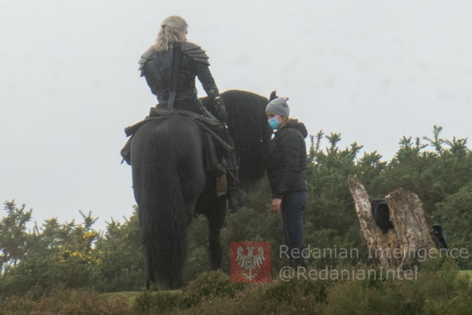 2020-11-the-witcher-season-2-set-photos-new-roach-01