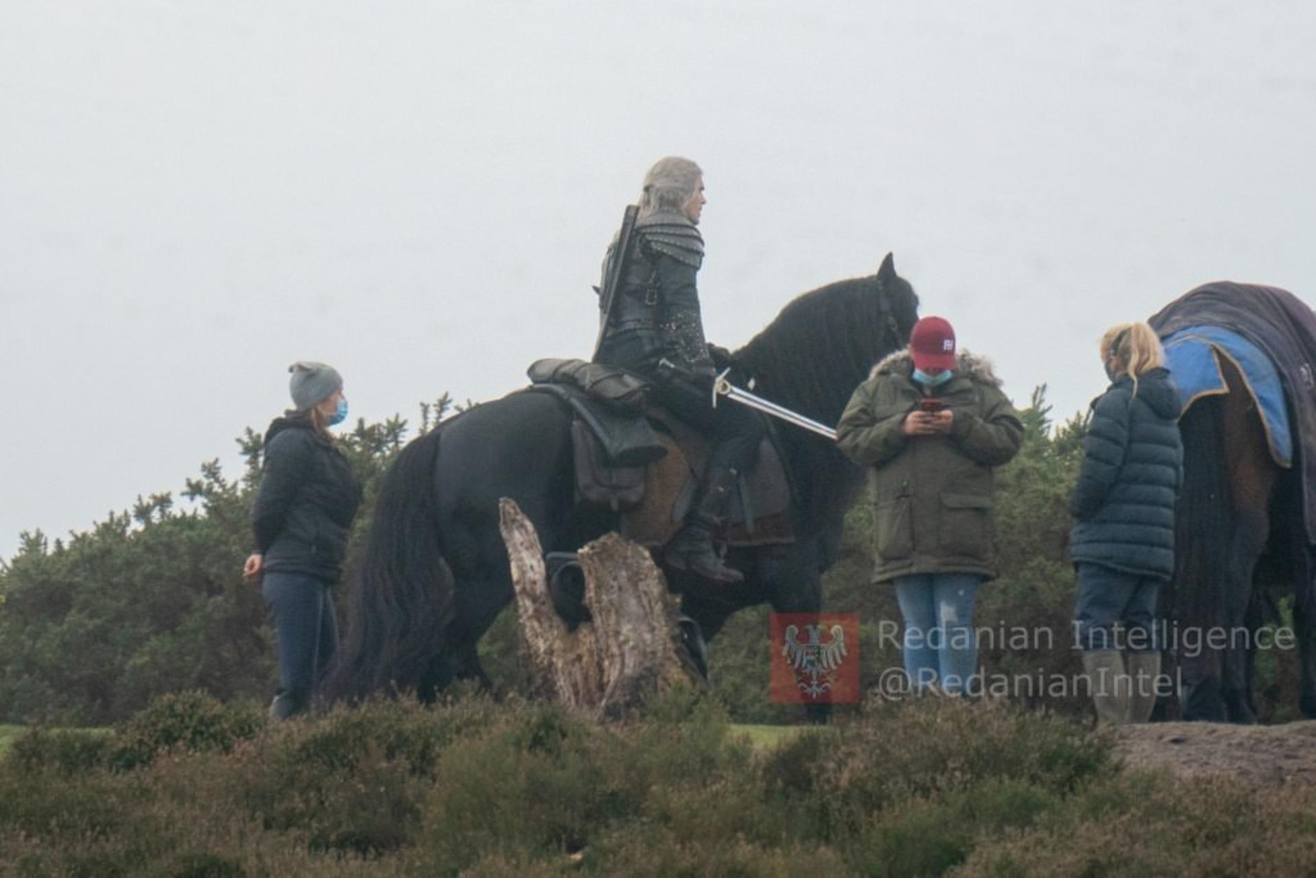 2020-11-the-witcher-season-2-set-photos-new-roach-02