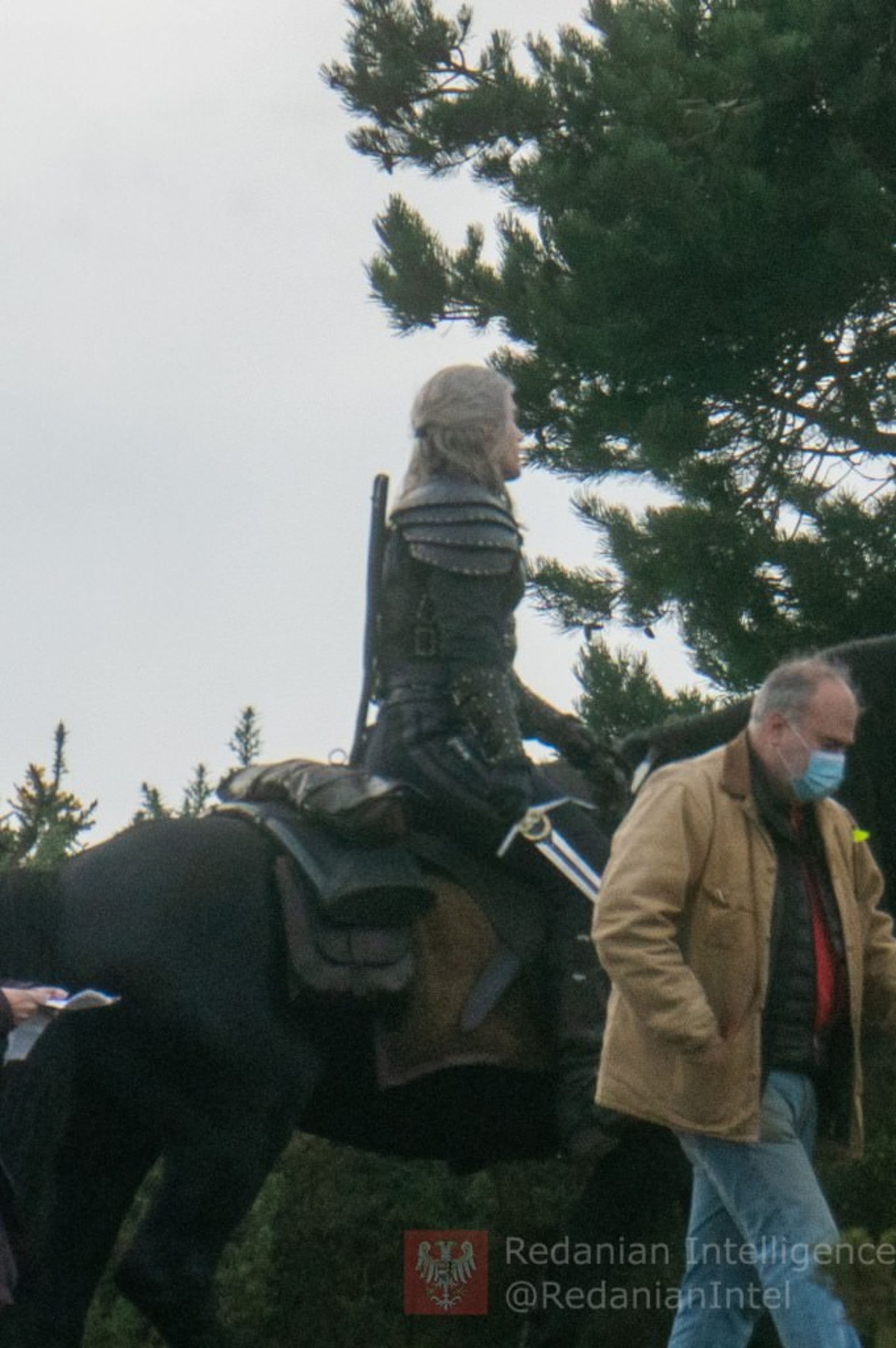 2020-11-the-witcher-season-2-set-photos-new-roach-07