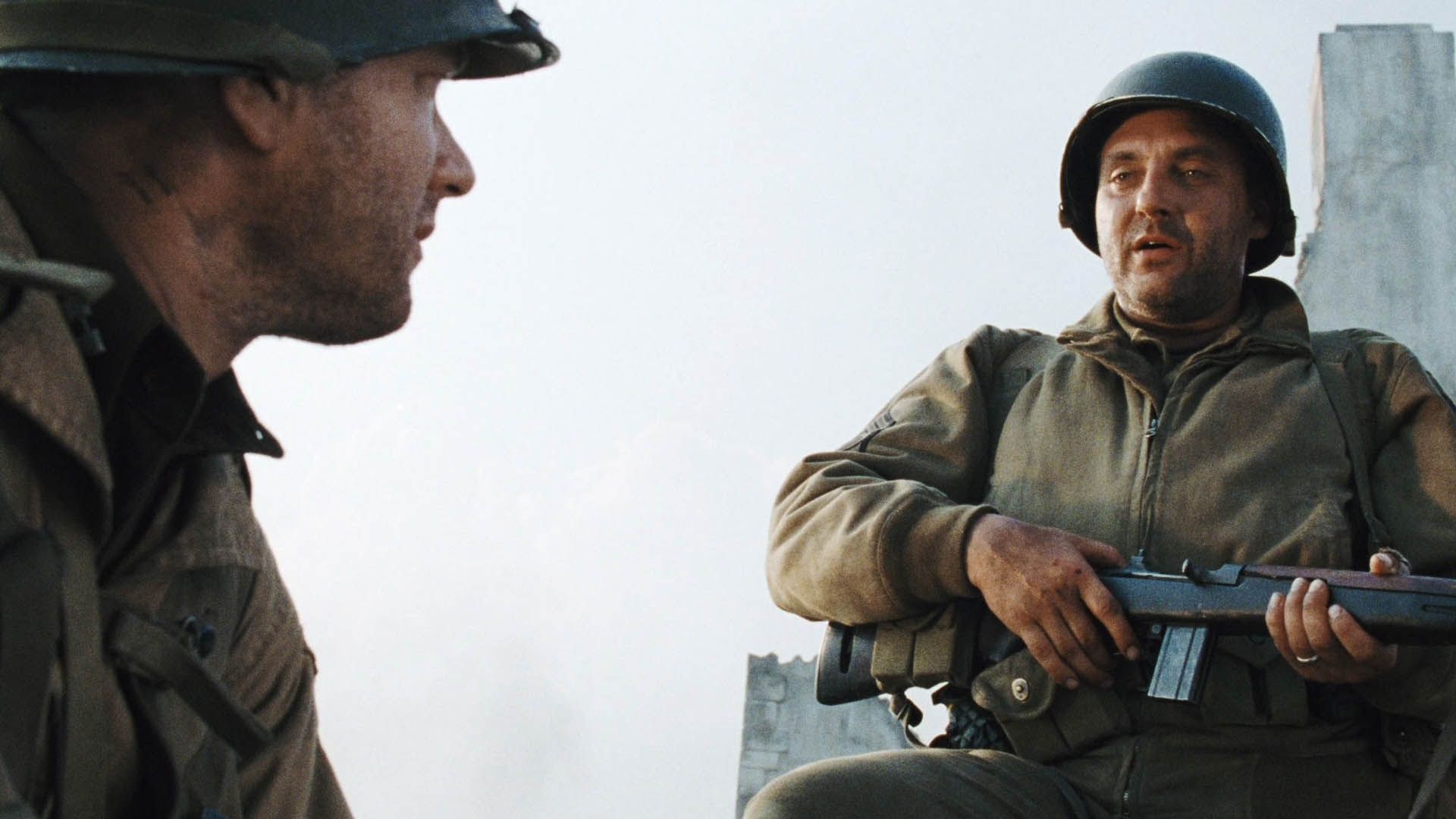 تام سایزمور در حال صحبت کردن با تام هنکس در فیلم Saving Private Ryan