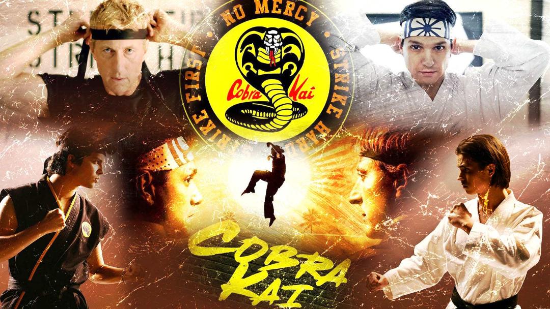 ویلیام زبکا و رالف کاکیو بازیگران اصلی سریال cobra kai در حال بستن هدبندهای خود