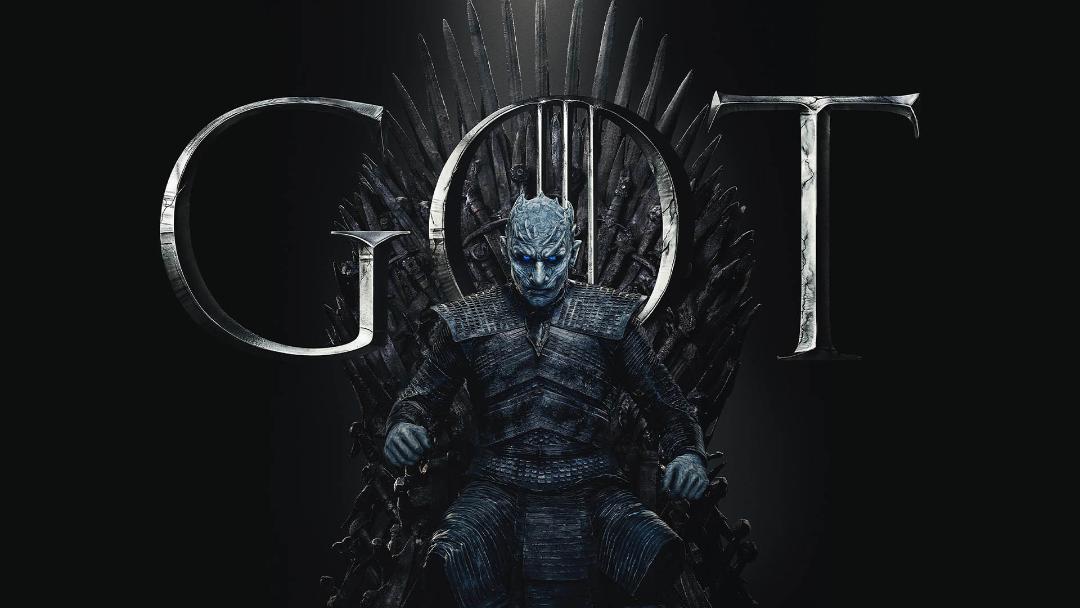 شخصیت شاه شب در سریال game of thrones در حالت نشسته روی تخت پادشاهی معروف سریال