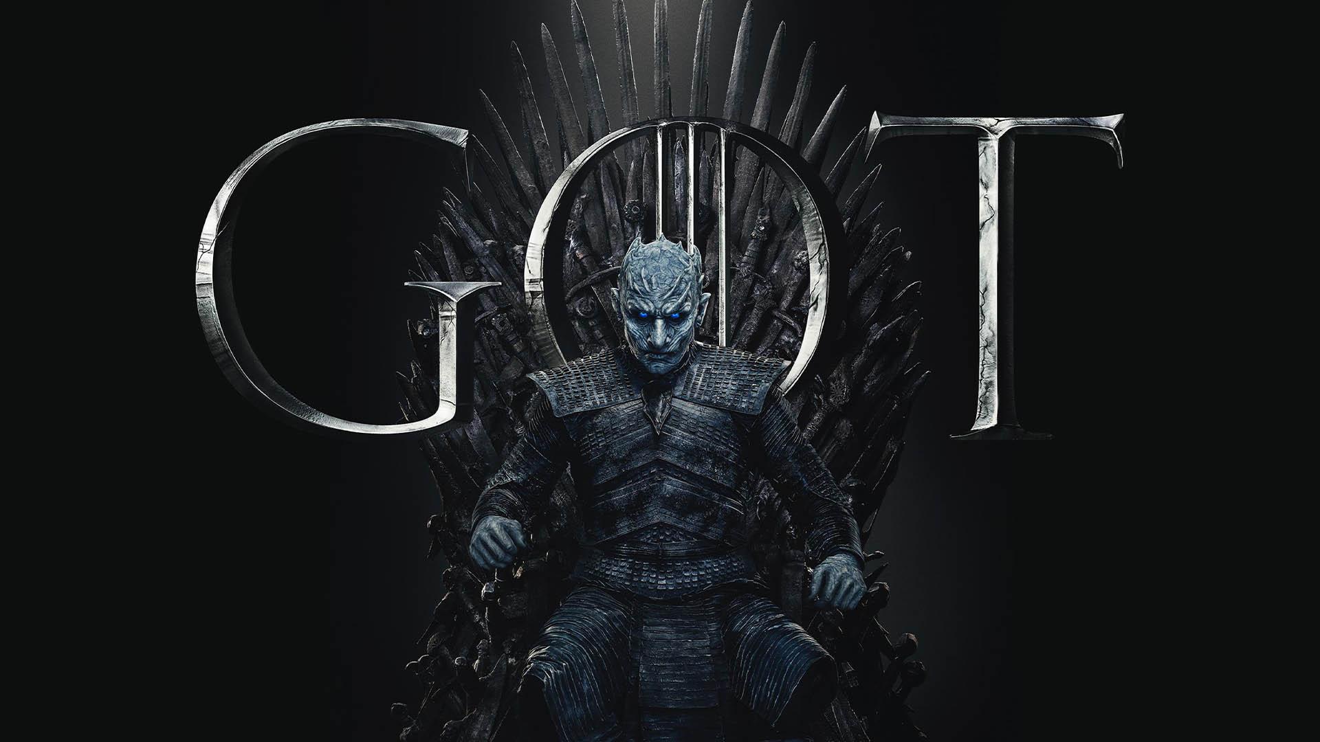 شخصیت شاه شب در سریال game of thrones در حالت نشسته روی تخت پادشاهی معروف سریال
