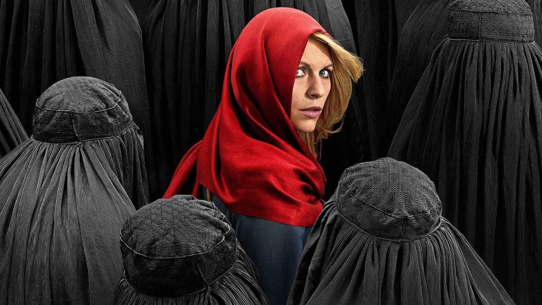 کلیر دانس بازیگر شخصیت اصلی سریال homeland با شالی قرمز در میان افرادی سیاه‌پوش 