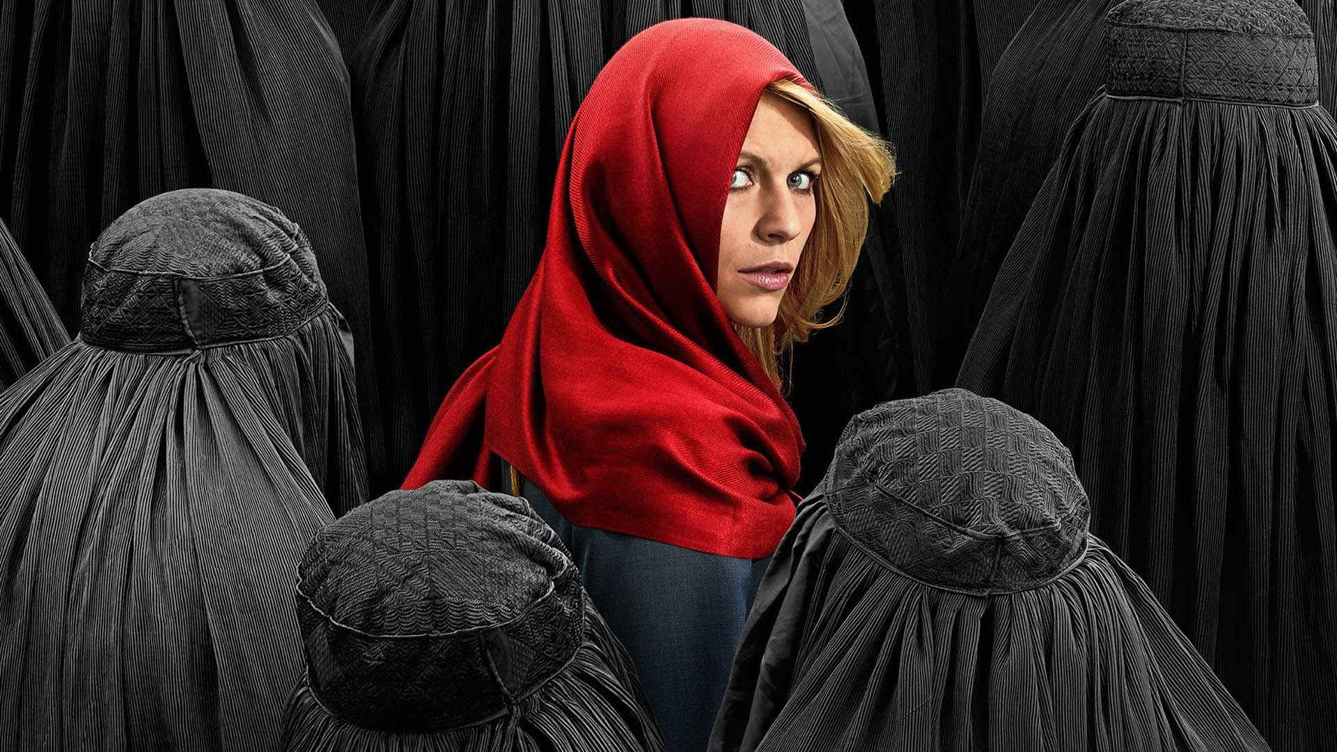 کلیر دانس بازیگر شخصیت اصلی سریال homeland با شالی قرمز در میان افرادی سیاه‌پوش 