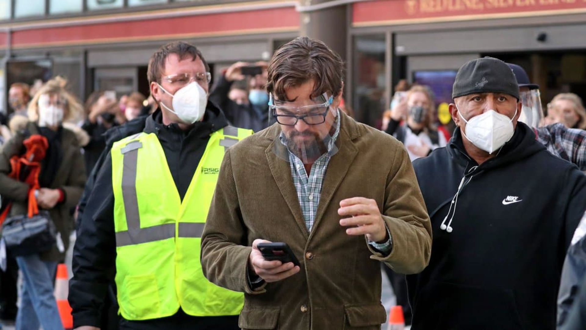 2020-12-jennifer-lawrence-leonardo-dicaprio-spotted-on-the-set-of-netflix-dont-look-up-02