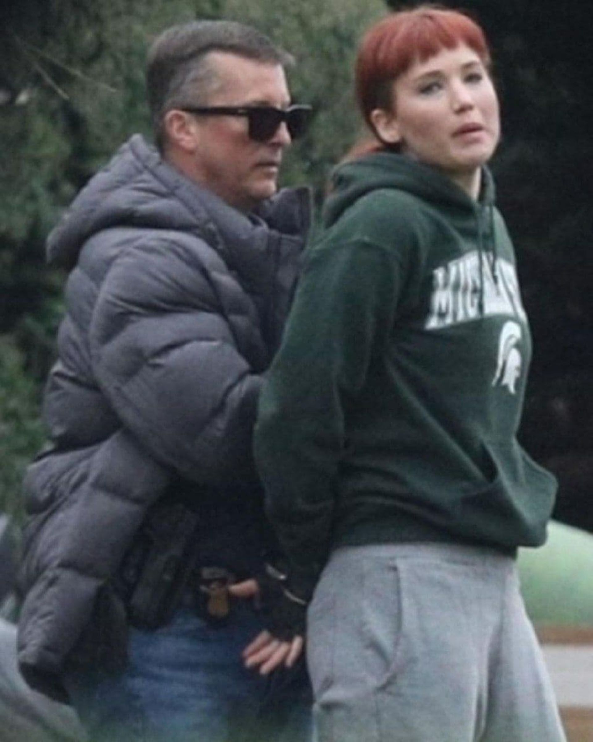 2020-12-jennifer-lawrence-leonardo-dicaprio-spotted-on-the-set-of-netflix-dont-look-up-07