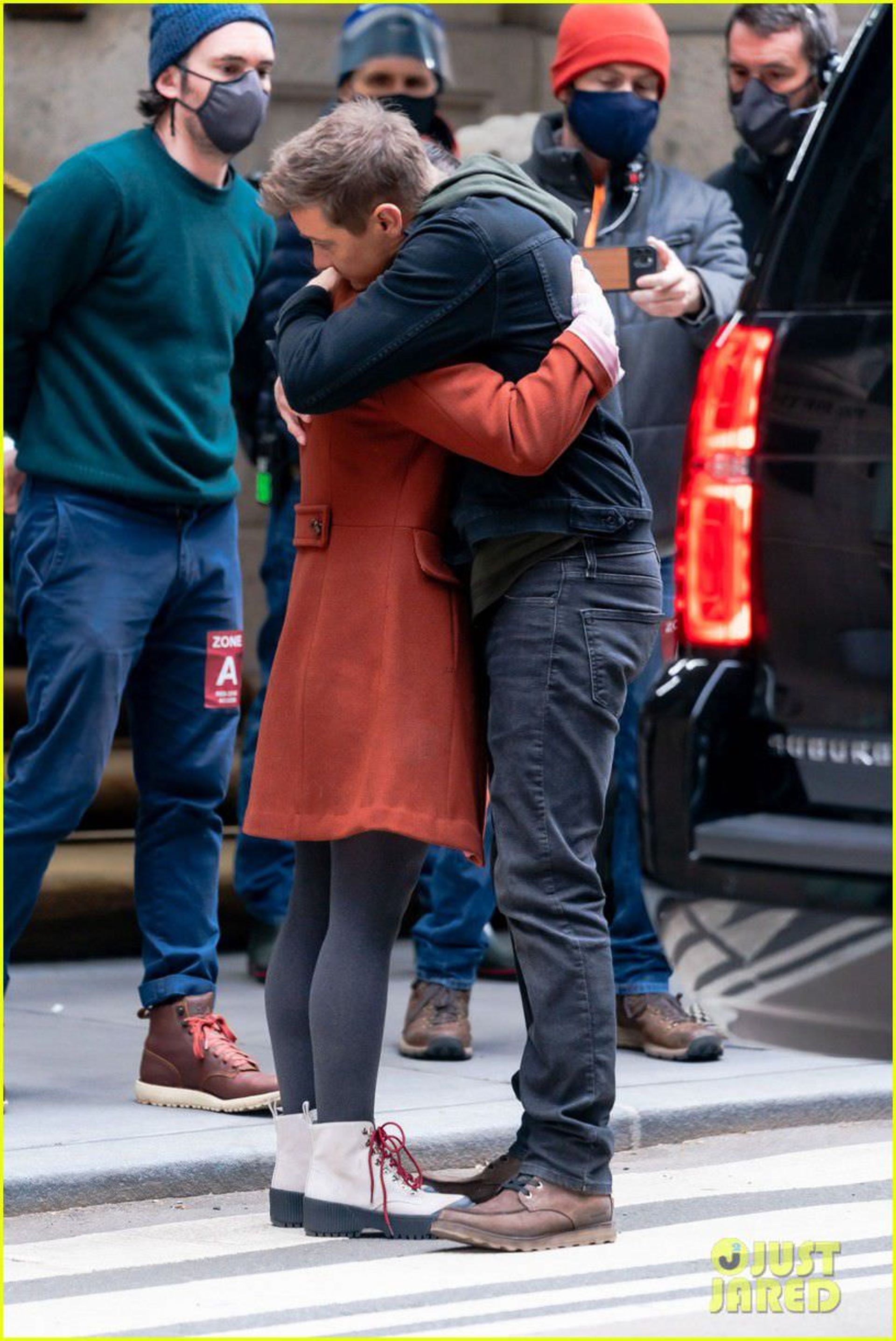 2020-12-jeremy-renner-hawkeye-scenes-clint-barton-kids-02