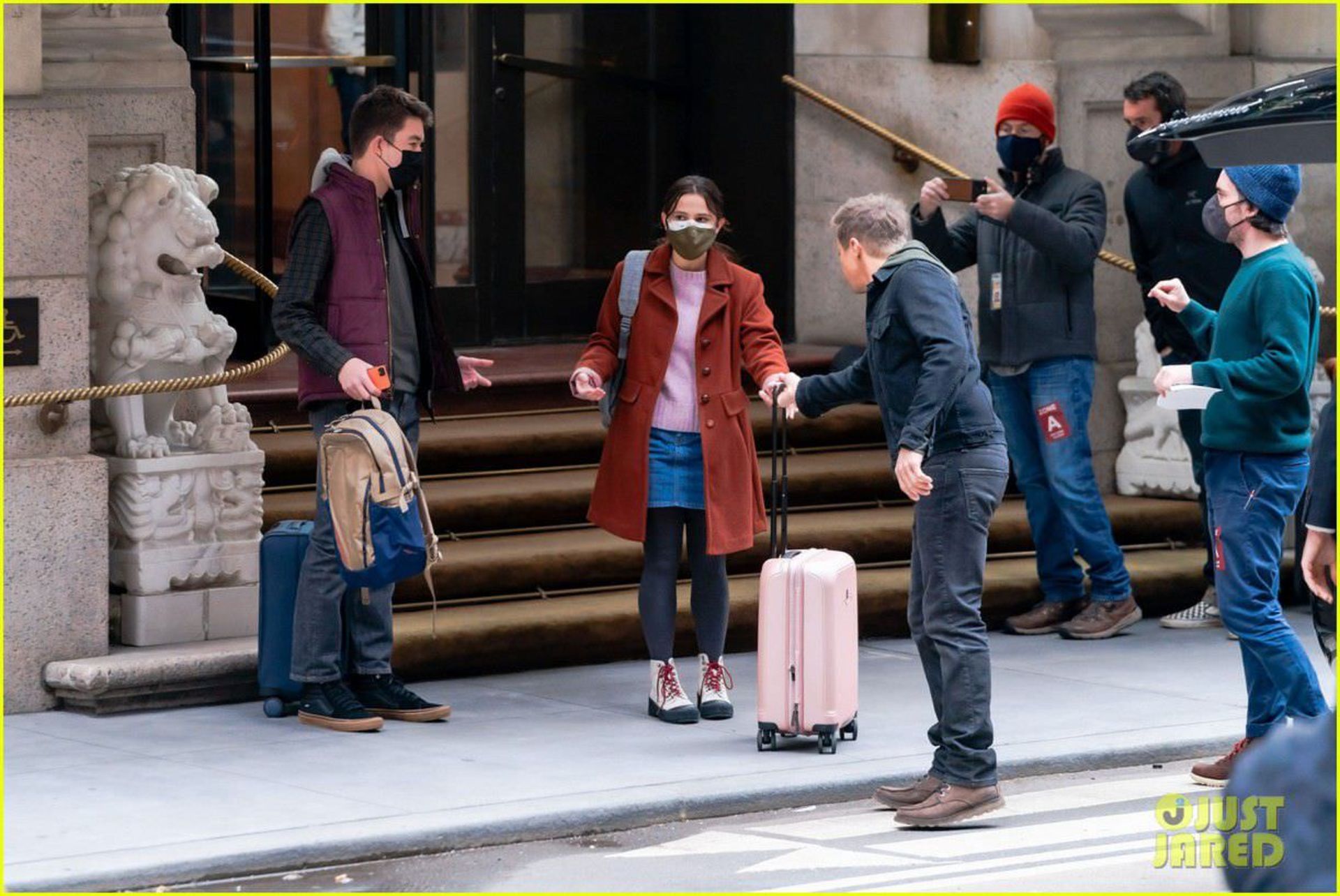 2020-12-jeremy-renner-hawkeye-scenes-clint-barton-kids-03