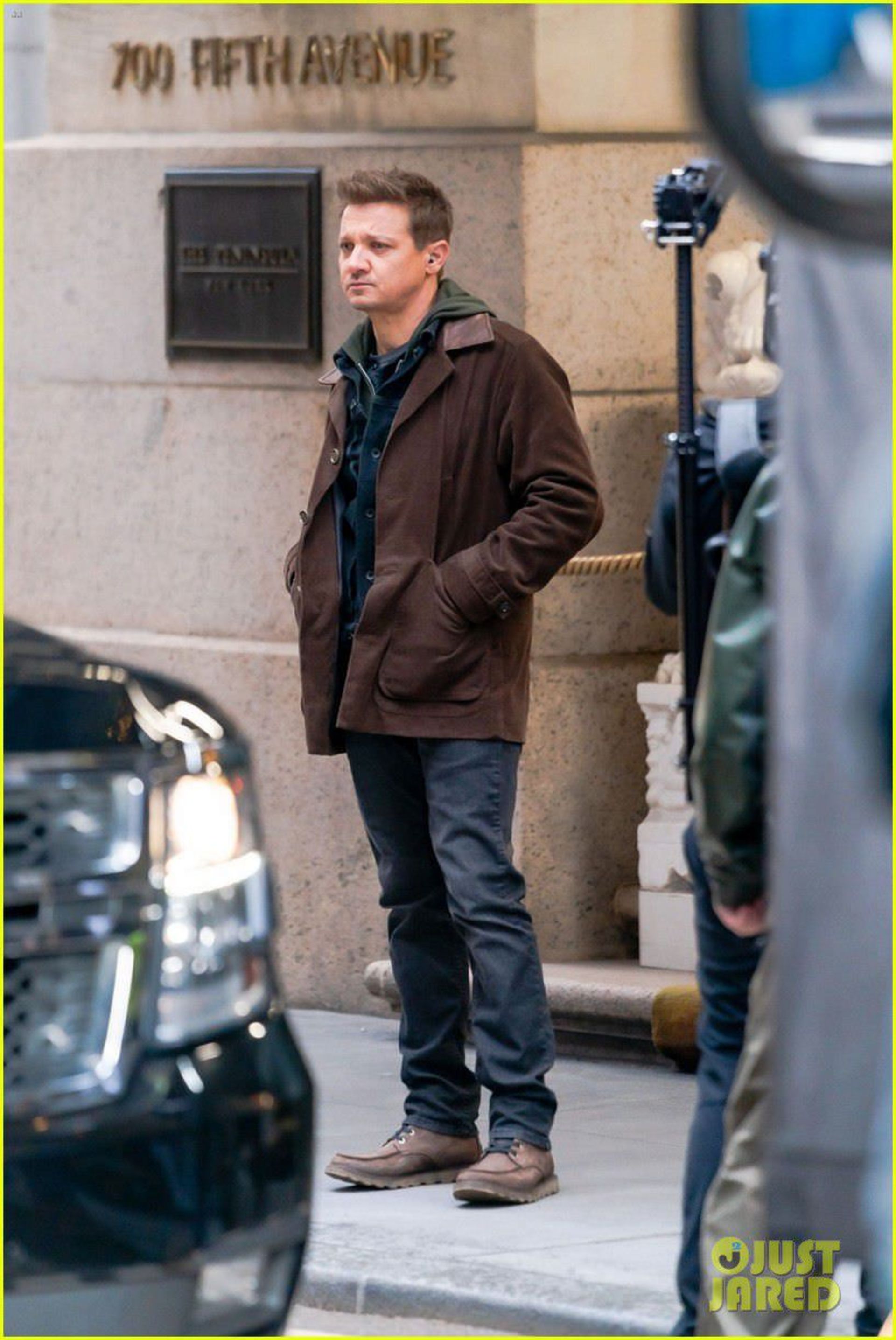 2020-12-jeremy-renner-hawkeye-scenes-clint-barton-kids-04