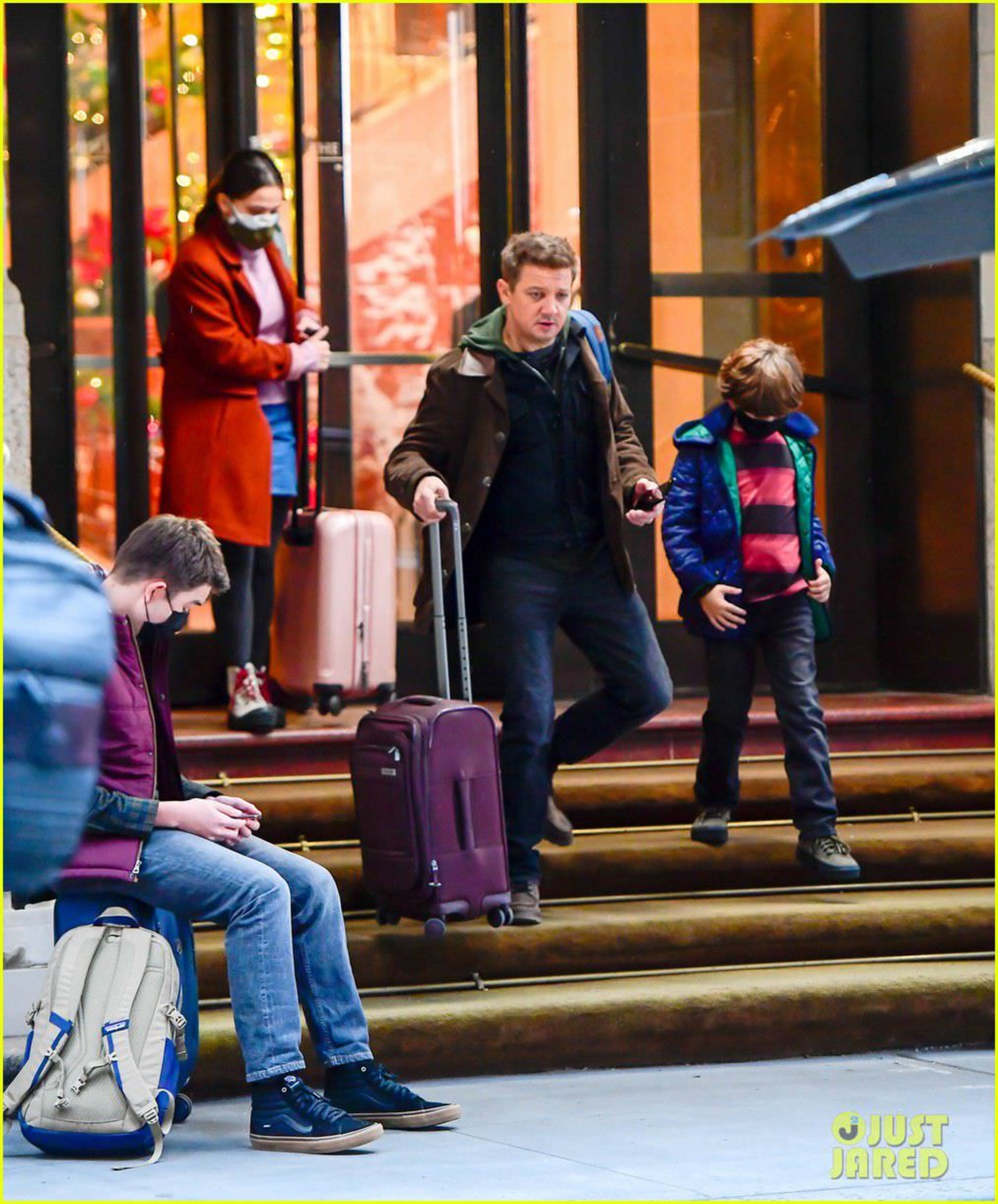 2020-12-jeremy-renner-hawkeye-scenes-clint-barton-kids-05
