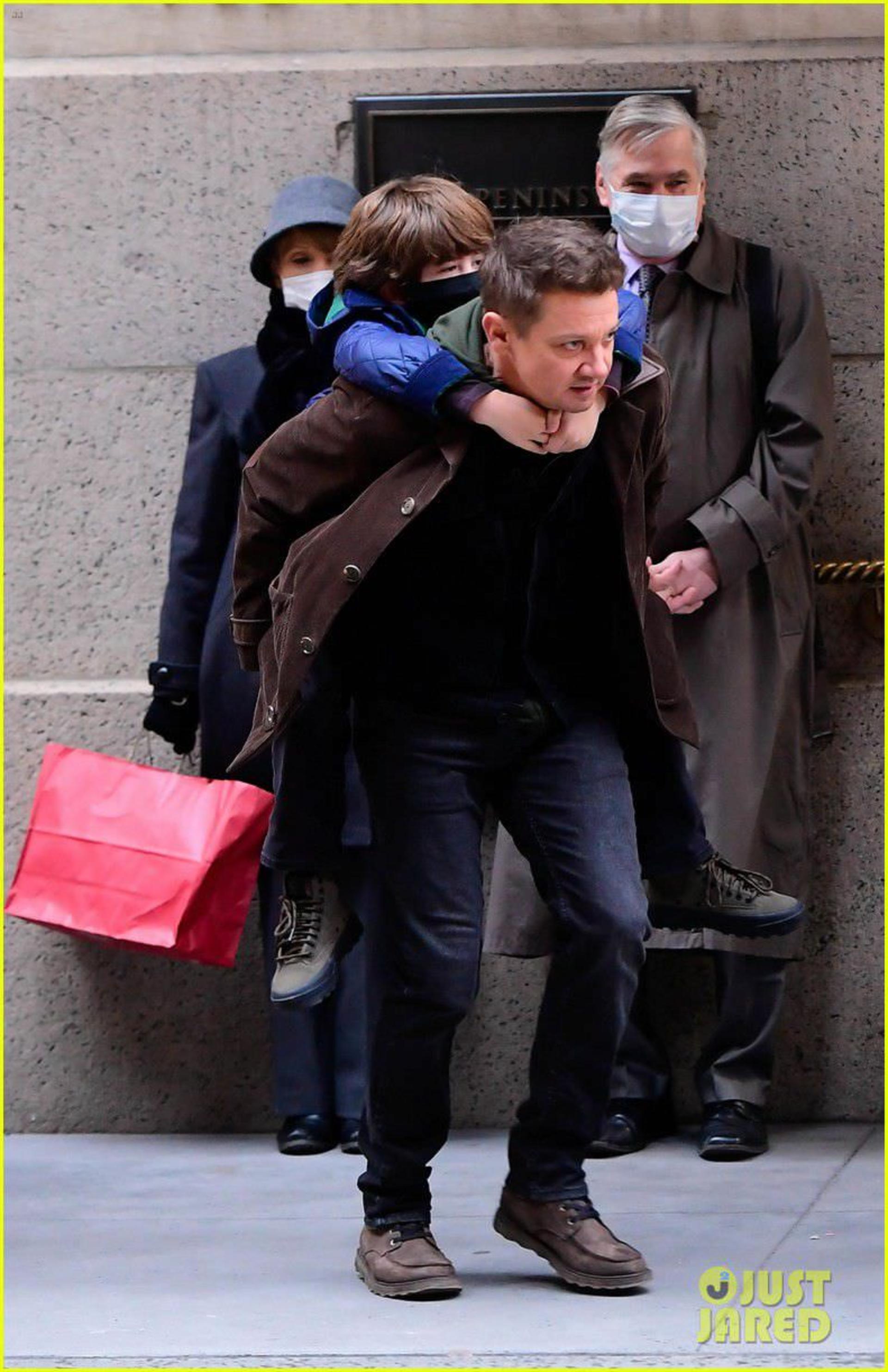 2020-12-jeremy-renner-hawkeye-scenes-clint-barton-kids-07