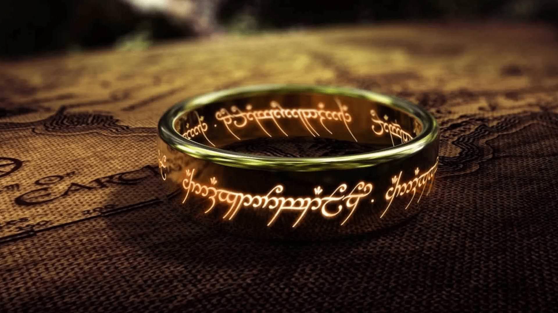 تصویر حلقه مجموعه فیلم Lord of the Rings پیتر جکسون و نوشته های مرموز روی آن