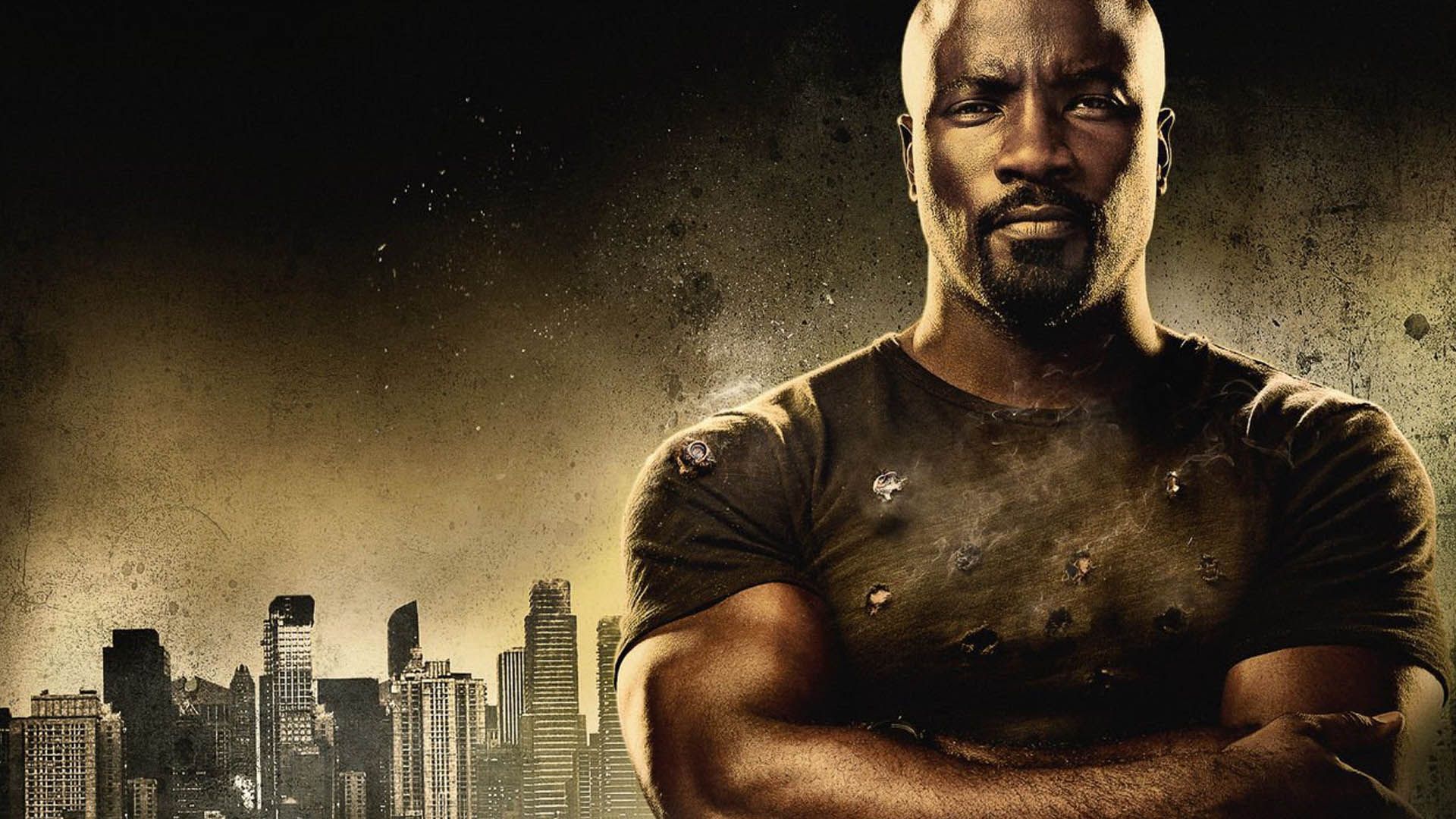 مایک کولتر بازیگر اصلی سریال luke cage به‌همراه جای تیرهای فراوان روی لباس او